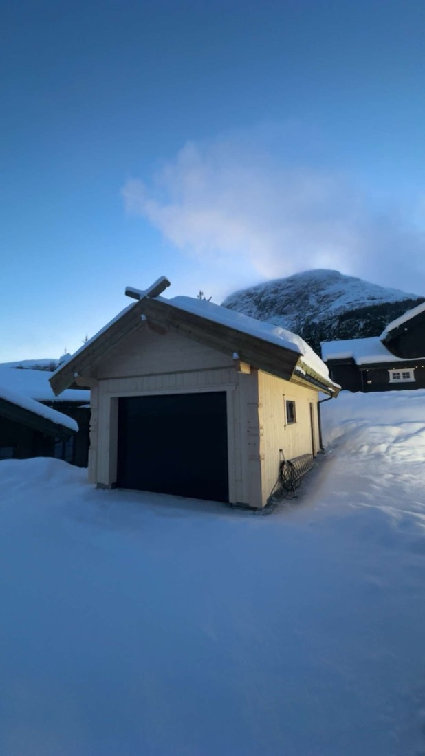 Den nye garasjen sett forfra i vinterlys